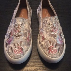 Flash Sale! New Beige Floral Velvet Vaness Slip-On